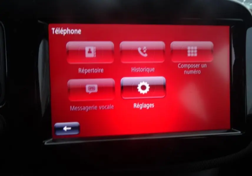 Écran tactile du système multimédia smart EQ forfour 2018 affichant le menu téléphone sur fond rouge.
