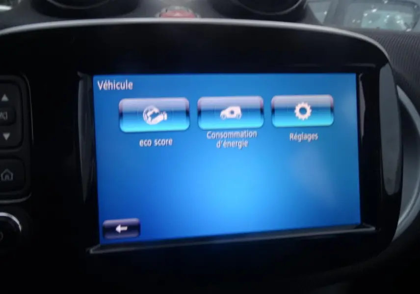 Écran tactile central du système multimédia de la Smart Forfour Electric Drive Prime, affichant les options éco score, consommation d'énergie et réglages.