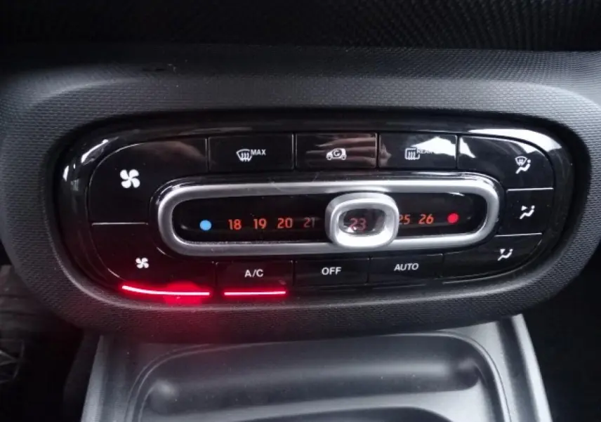 Gros plan sur la commande de climatisation automatique noire du Smart Forfour Electric Drive Prime, avec affichage digital rouge.