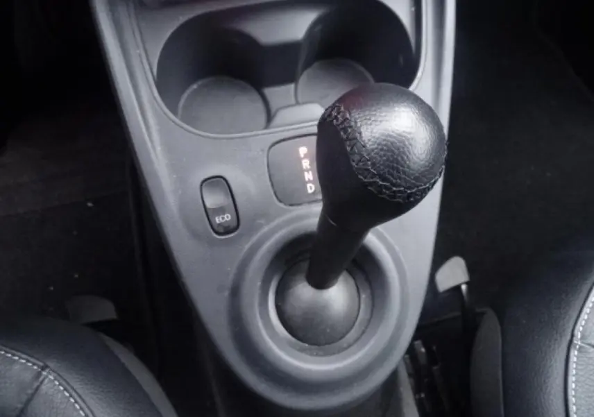 Gros plan sur le levier de vitesses automatique en cuir noir de la Smart Forfour électrique, entouré de la console centrale grise.