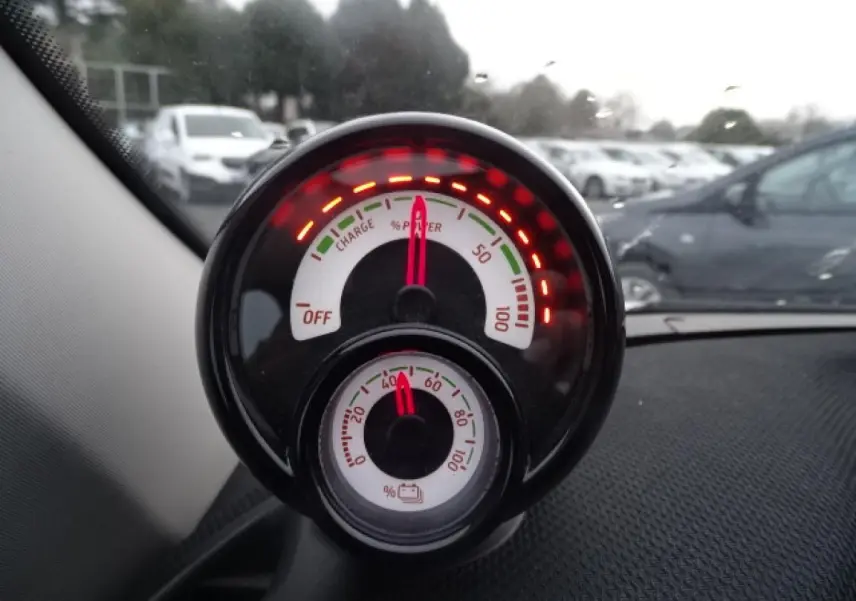 Gros plan sur le compteur de puissance et batterie de la Smart Forfour Electric Drive Prime blanche, vue intérieure.