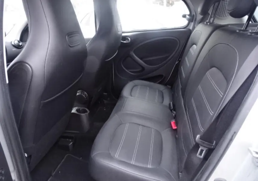Vue intérieure arrière côté droit de la Smart Forfour Electric Drive Prime 2018, sièges cuir noir avec surpiqûres blanches.