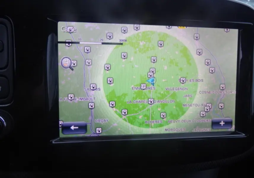 Écran tactile du système de navigation de la Smart Forfour Electric Drive Prime, vue rapprochée intérieure.
