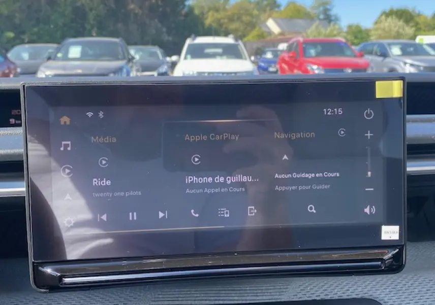 Écran tactile central 10,25'' du Citroën C3 Aircross gris Mercury, affichant Apple CarPlay et navigation.
