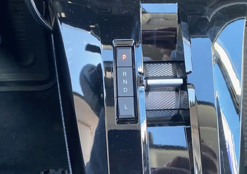Gros plan sur la console centrale noire brillante avec sélecteur de boîte automatique du Citroën C3 Aircross 2026.
