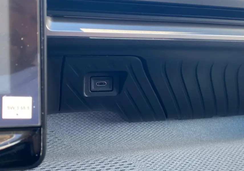 Gros plan sur une prise USB type-C intégrée dans la console centrale noire du Citroën C3 Aircross gris Mercury toit noir.