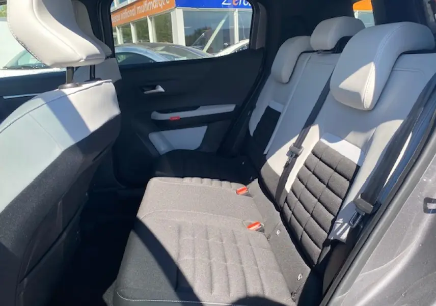 Vue côté droit de la banquette arrière gris clair et noire du Citroën C3 Aircross 2026 avec appuis-tête intégrés.