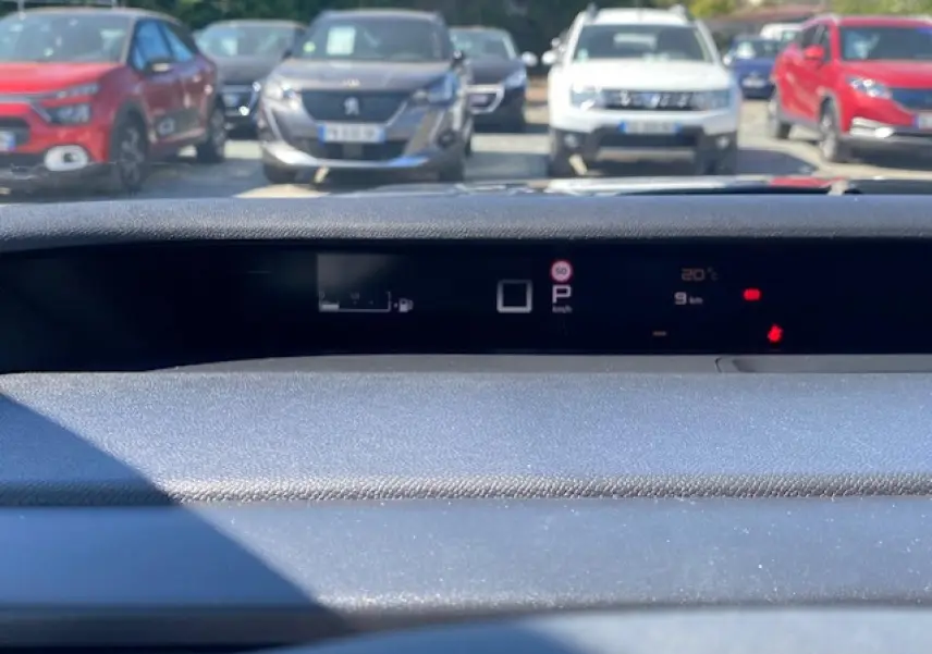Vue intérieure du tableau de bord numérique du Citroën C3 Aircross 2026, affichage digital noir avec informations de conduite.