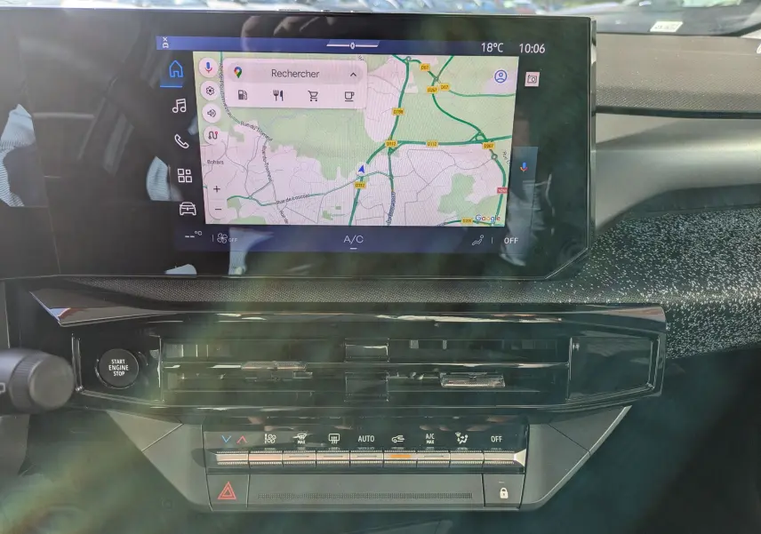 Vue rapprochée de l’écran tactile central et de la console de la Renault Clio VI TCe 115ch Techno, avec navigation affichée.