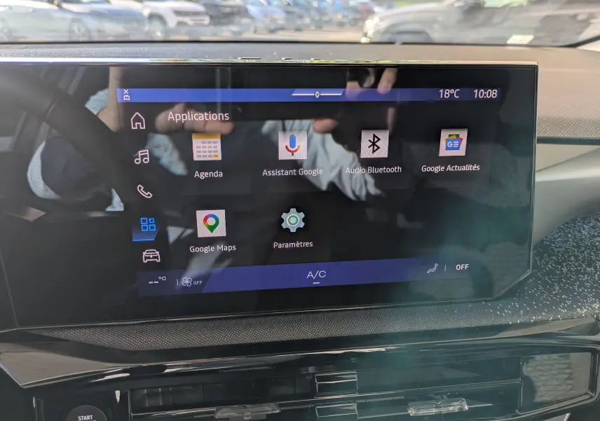 Écran tactile central de la Renault Clio VI TCe 115ch Techno affichant les applications connectées, vue intérieure frontale.
