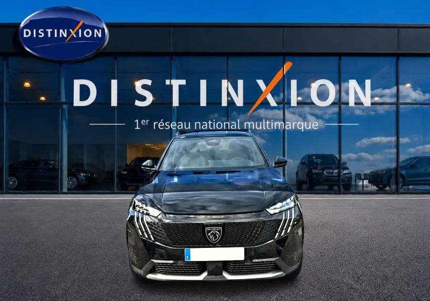 Peugeot 5008 Hybrid 145 GT noir vue de face, avec calandre distinctive et phares LED verticaux.