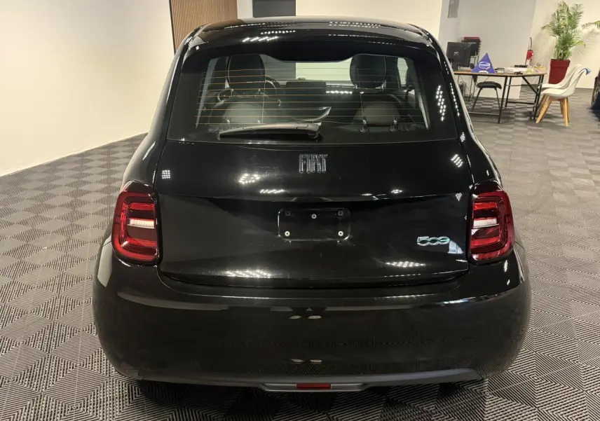 Vue arrière d'une FIAT 500 électrique noire 2024, avec logo 500 lumineux et feux arrière LED rouges.