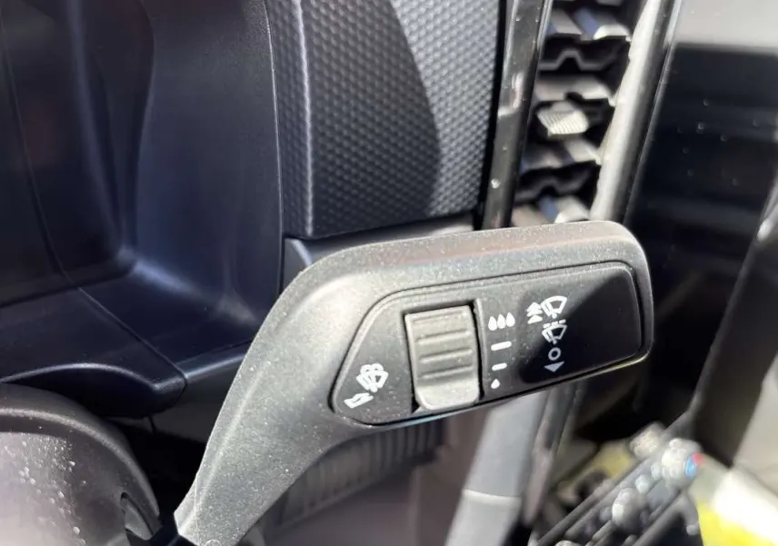 Gros plan sur la commande des essuie-glaces du Ford Ranger 2026, intérieur noir avec détails texturés.