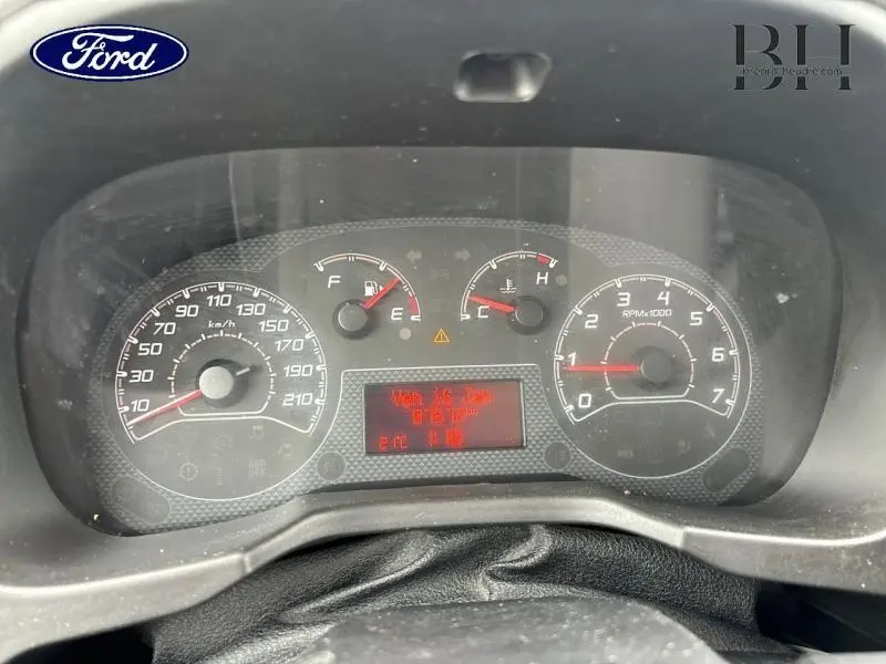 Tableau de bord de Fiat Fiorino blanc 2018 montrant compteurs et écran multifonction rouge en gros plan