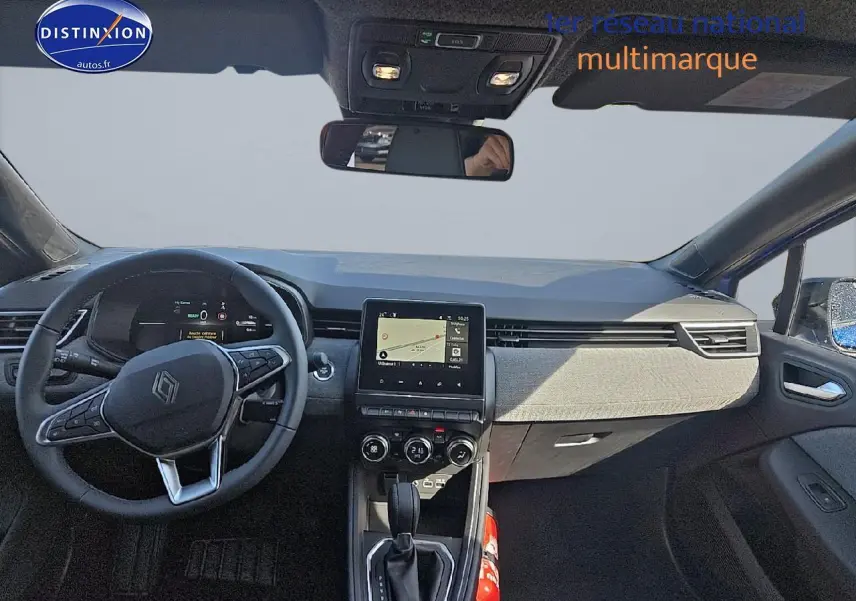 Vue intérieure avant de la Renault Clio V 1.6 e-tech 145 techno avec tableau de bord gris clair et écran tactile central.