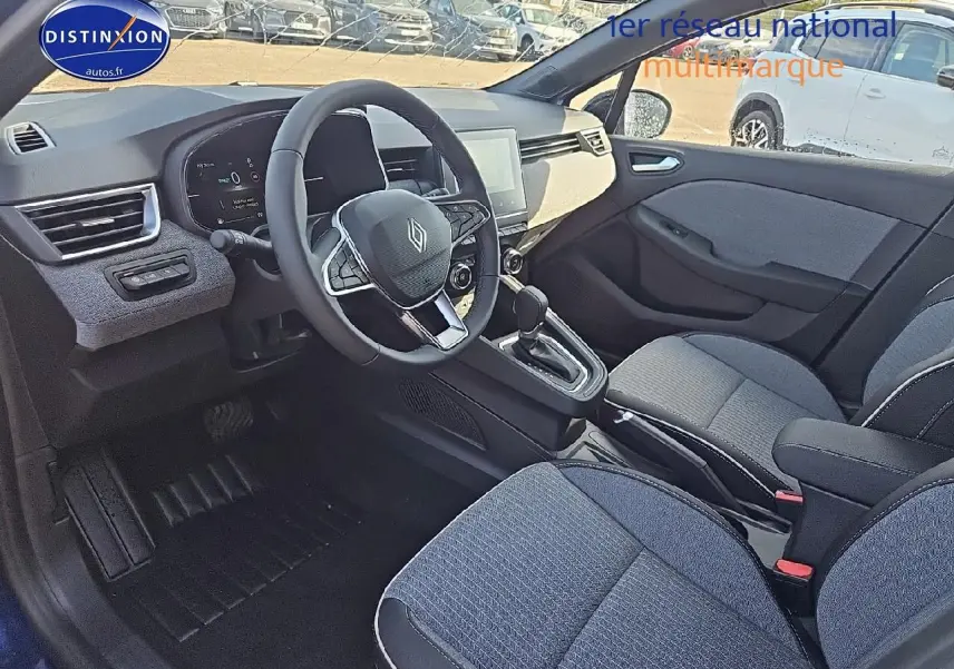 Intérieur avant de la Renault Clio V 1.6 e-tech bleu iron, vue côté conducteur avec volant multifonction et sièges sport.