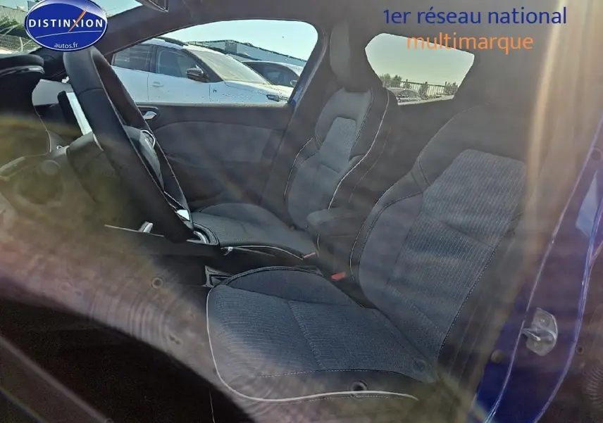 Vue intérieure côté gauche de la Renault Clio V bleu iron, mettant en valeur les sièges sport en textile gris et noir.