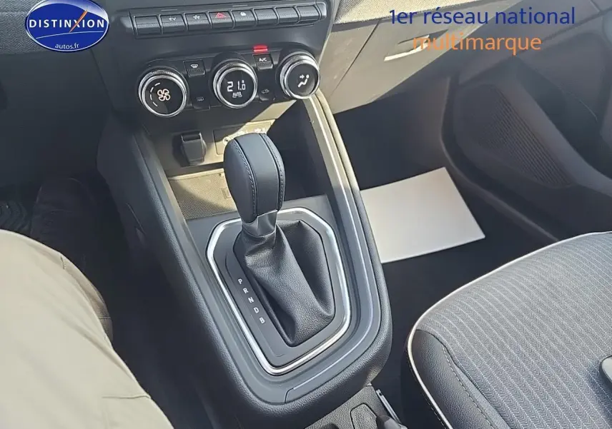 Vue rapprochée de la console centrale et levier de vitesse automatique de la Renault Clio V 1.6 e-tech 145 techno.