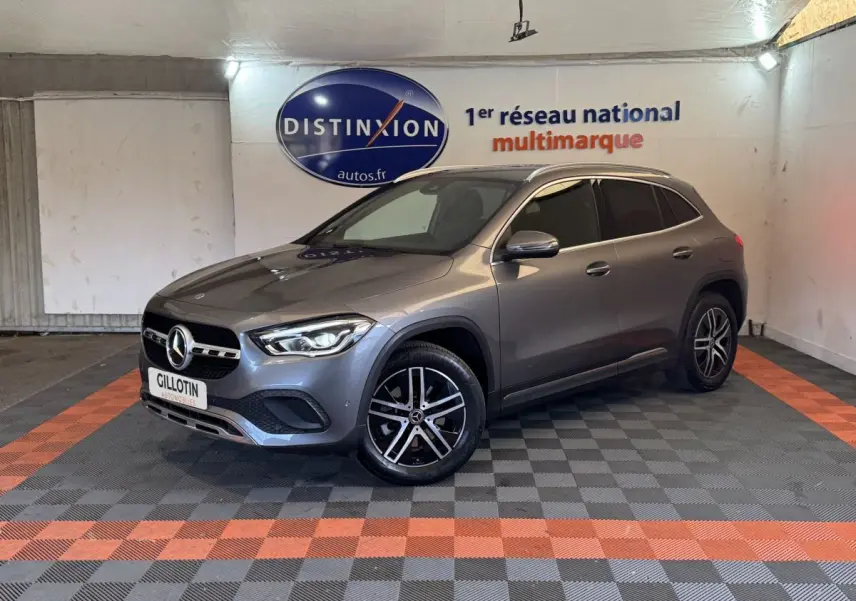 Mercedes GLA 250 e Business Line gris foncé vue 3/4 avant droit avec jantes alliage et feux LED allumés.