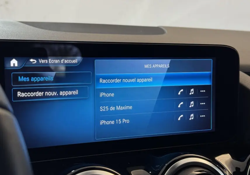 Écran tactile central du tableau de bord du Mercedes GLA 250 e Business Line 2023, affichage Bluetooth en bleu.
