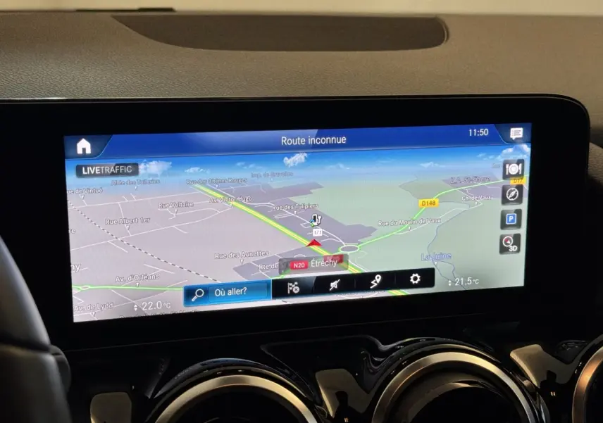 Écran tactile central affichant la navigation dans l’habitacle du Mercedes GLA 250 e Business Line gris foncé.