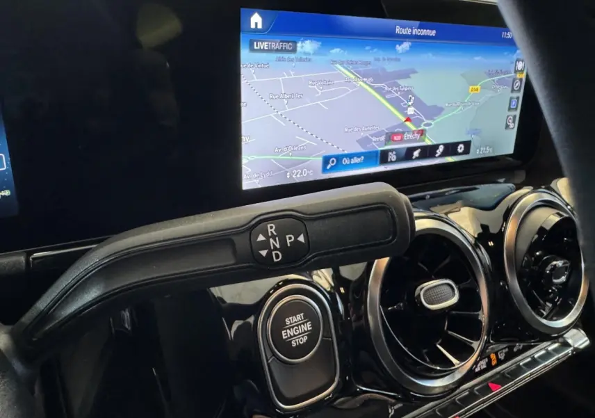 Vue intérieure du tableau de bord du Mercedes GLA 250 e 2023, avec écran tactile de navigation et commande de boîte auto.