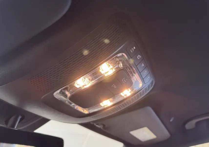 Plafonnier intérieur allumé vu en contre-plongée dans un Mercedes GLA 250 e Business Line gris foncé 2023.