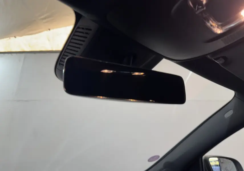 Rétroviseur intérieur noir de la Mercedes GLA 250 e Business Line 2023, vue côté conducteur avec partie du pare-brise visible.
