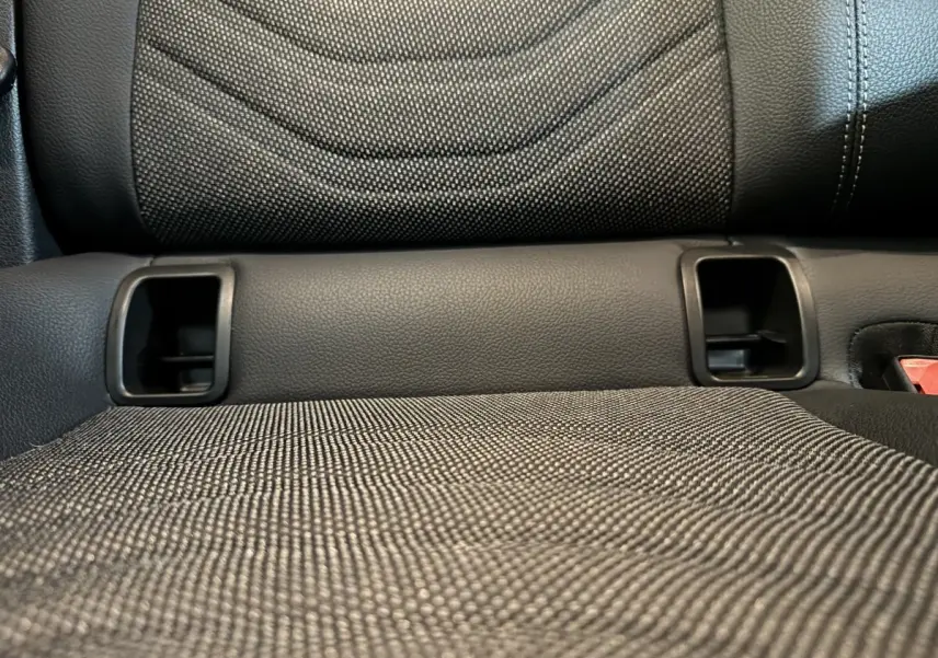 Gros plan sur l'assise arrière en tissu gris foncé du Mercedes GLA 250 e Business Line 2023.