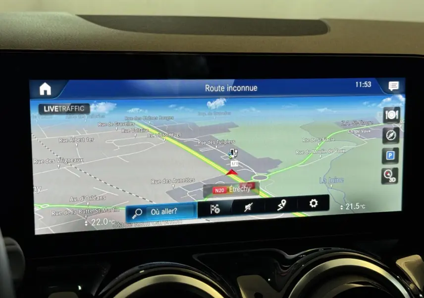 Écran tactile central du tableau de bord du Mercedes GLA 250 e Business Line, affichant la navigation GPS.