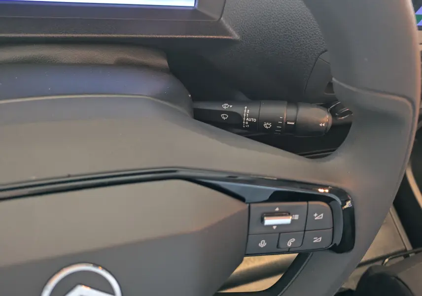 Gros plan sur le volant noir de la Citroën Jumpy XL 2025 avec commandes intégrées et manette d'essuie-glace visible.