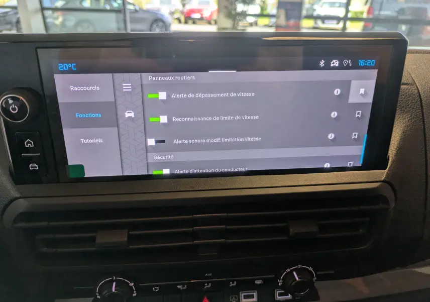 Écran tactile central du tableau de bord du Citroën Jumpy XL noir, affichant les options d'alerte et sécurité.