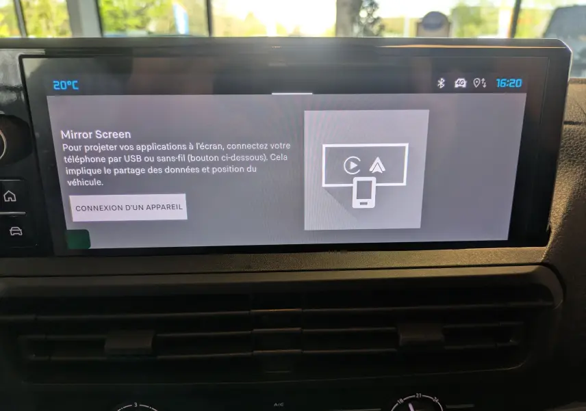 Écran tactile central du tableau de bord du Citroën Jumpy XL noir, affichant l'option Mirror Screen.