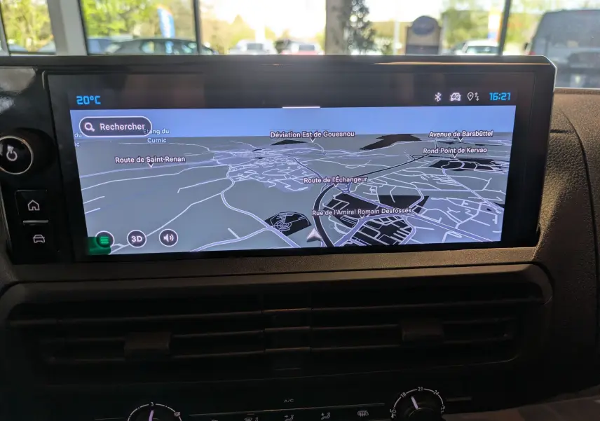 Écran tactile central du tableau de bord du Citroën Jumpy Cabine Approfondie noir, affichant la navigation GPS.