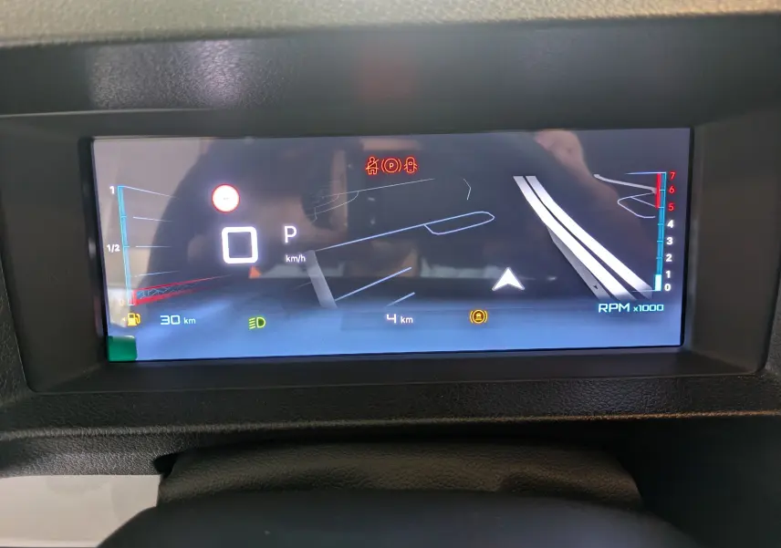 Affichage numérique du combiné de bord du Citroën Jumpy XL noir, vue frontale centrée sur l'écran LCD.