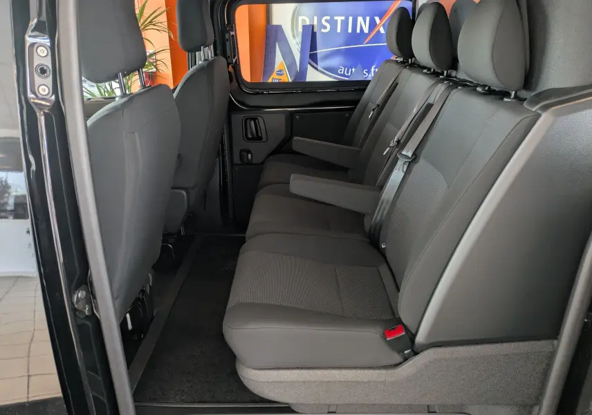 Vue intérieure côté gauche des sièges arrière noirs du Citroën Jumpy Cabine Approfondie XL 2025 avec appuis-bras.