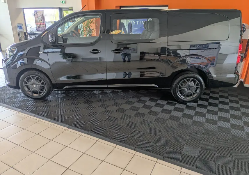 Vue latérale gauche d'un Citroën Jumpy Cabine Approfondie noir, avec porte coulissante et jantes tôle noires 17 pouces.
