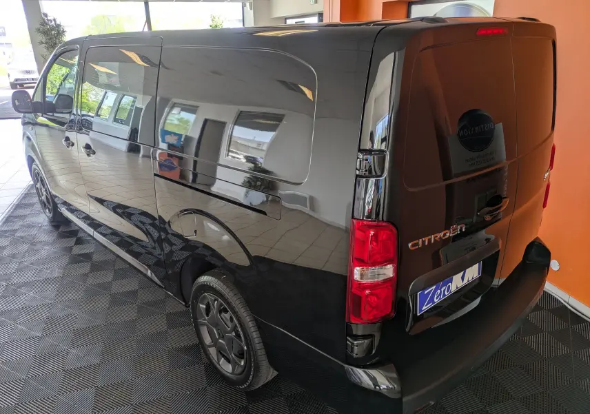 Vue 3/4 arrière droite du Citroën Jumpy Cabine Approfondie noir avec jantes tôle noires et feux arrière rouges.