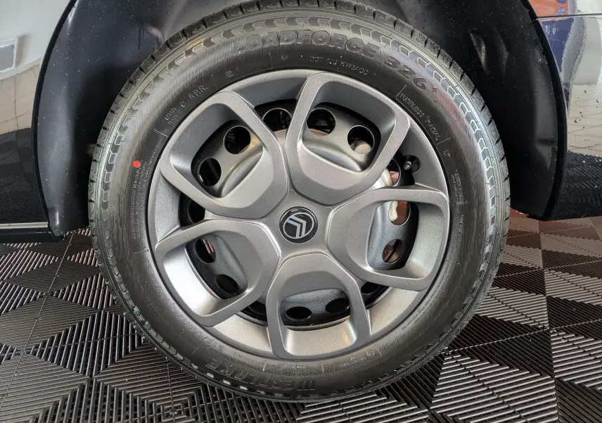 Gros plan sur la jante tôle noire 17'' avec enjoliveur gris du Citroën Jumpy Cabine Approfondie noir 2025.