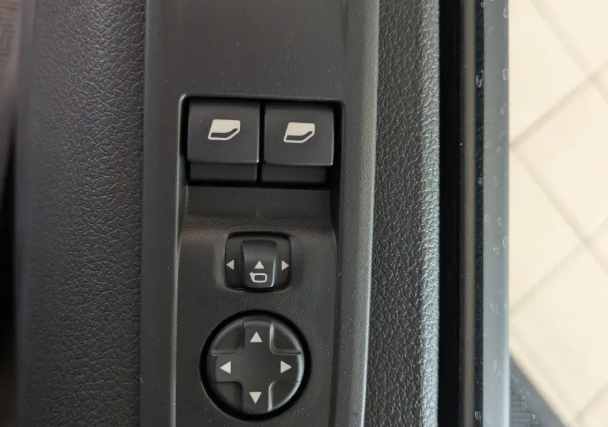 Gros plan sur les commandes de réglage des rétroviseurs noirs côté conducteur du Citroën Jumpy Cabine Approfondie 2025.