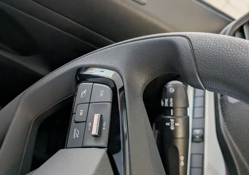 Gros plan sur les commandes au volant noir du Citroën Jumpy Cabine Approfondie 2025, côté gauche.