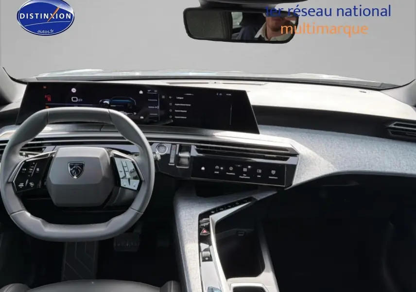 Vue intérieure frontale du Peugeot 5008 Hybrid 145 allure e-dcs6 2025 avec tableau de bord moderne gris et écran tactile large.