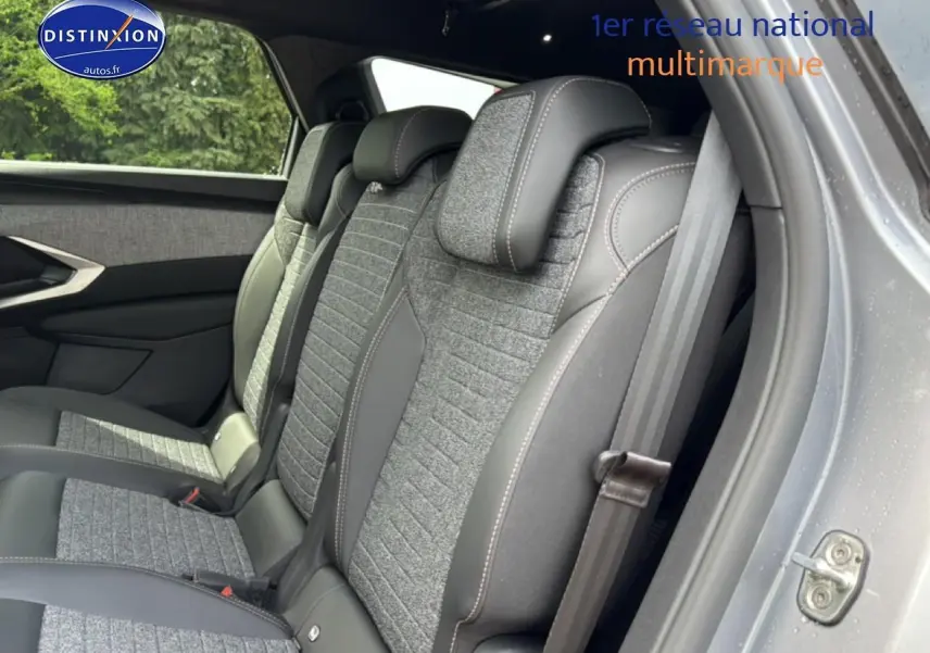 Vue côté droit des sièges arrière gris tissu et cuir du Peugeot 5008 Hybrid 145 allure e-dcs6 2025, avec ceinture attachée.