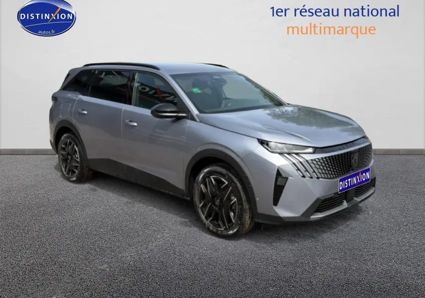 Peugeot 5008 Hybrid gris artense en 3/4 avant droit, avec jantes alu noires et vitres surteintées.