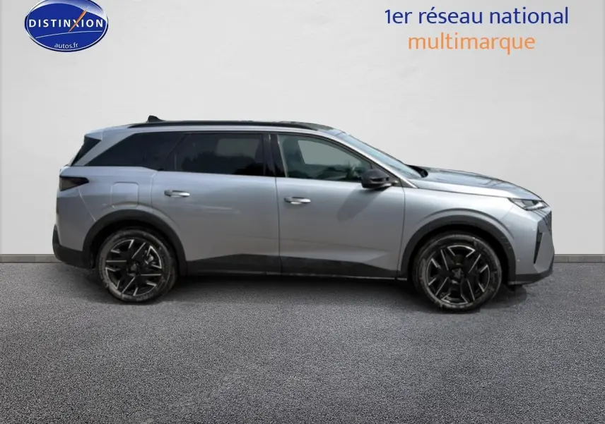 Peugeot 5008 Hybrid gris artense vue de profil côté gauche, avec jantes alu noires et vitres surteintées.