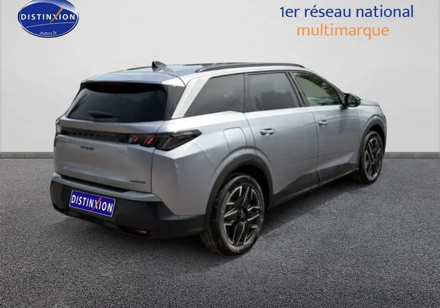 Peugeot 5008 Hybrid 145 allure e-dcs6 gris artense, vue 3/4 arrière droit avec jantes alu noires.