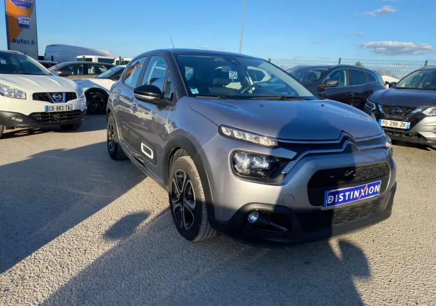Citroën C3 gris Artense vue 3/4 avant droit, avec signature lumineuse LED et jantes noires distinctives.