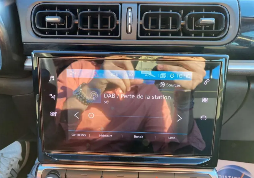 Écran tactile central allumé avec interface multimédia dans l’habitacle gris de la Citroën C3 2022.