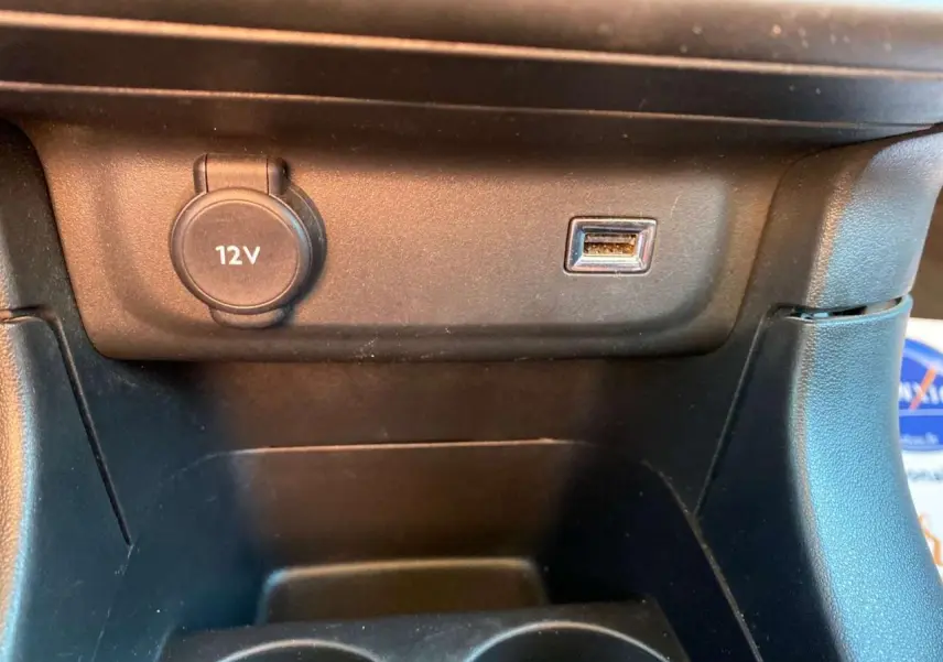 Prise 12V et port USB en gros plan dans l'habitacle de la Citroën C3 Gris Artense 2022.