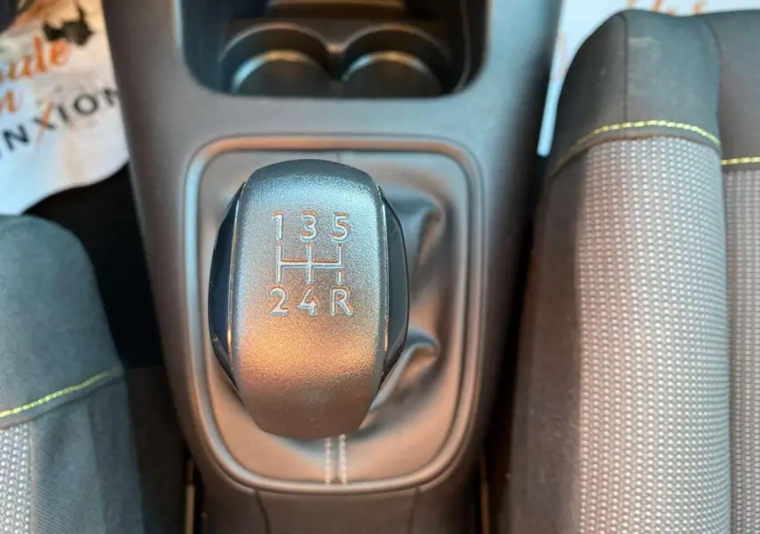 Gros plan sur le levier de vitesses manuel de la Citroën C3 gris Artense, avec coutures contrastées sur la console centrale.